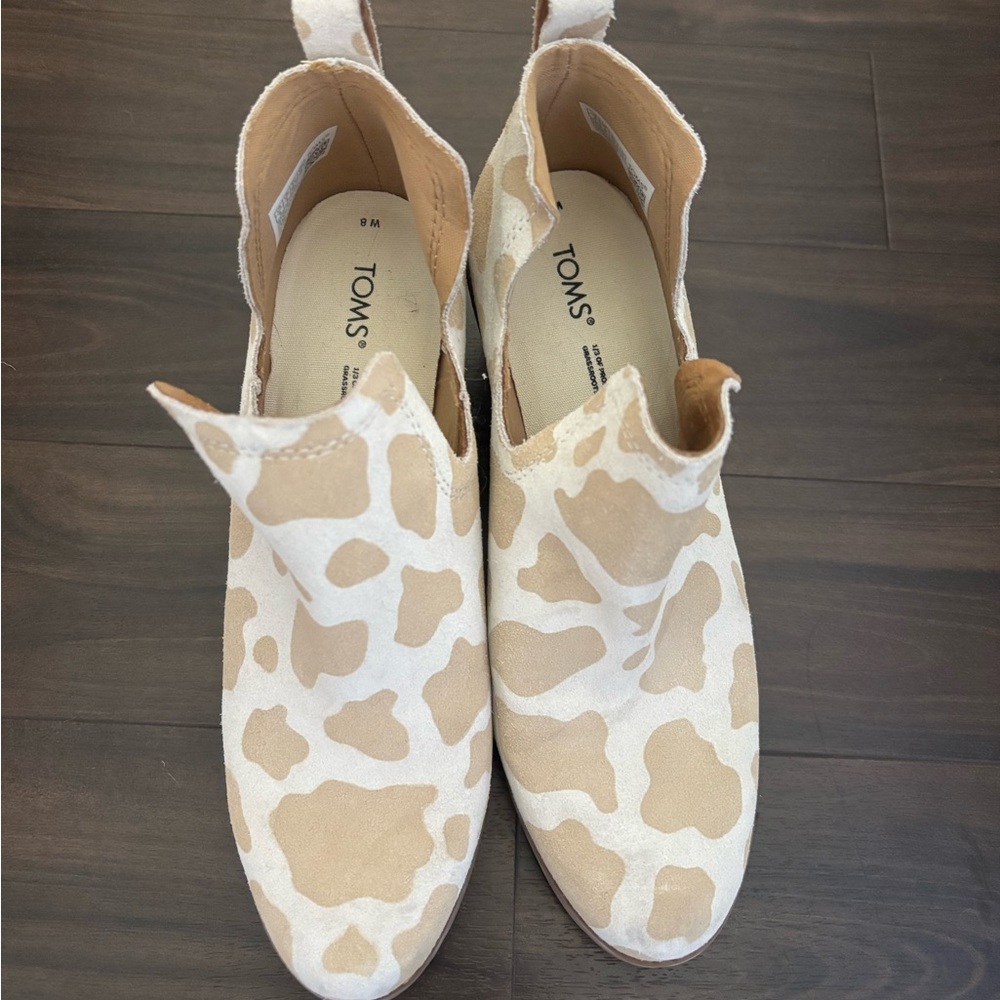 TOMS Women's Cream and Tan Ankle Booties